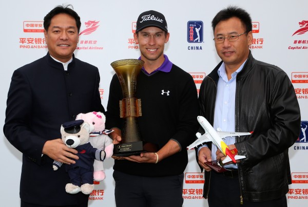 Bryden Macpherson accepting the Ping An Bank China Tour ‐ PGA TOUR China Series’ Order of Merit