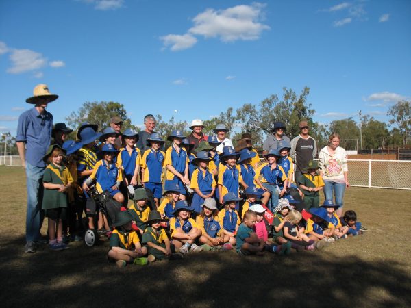 Greg Norman Golf Foundation professional Doug Gardner (back row white hat) poses with students, parents and staff at Duaringa Primary School.