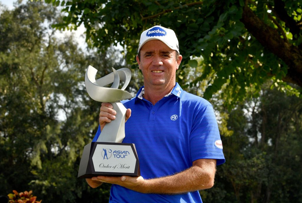 Scott Hend with the Asian Tour Order of Merit trophy (Picture by Paul Lakatos/Asian Tour.)