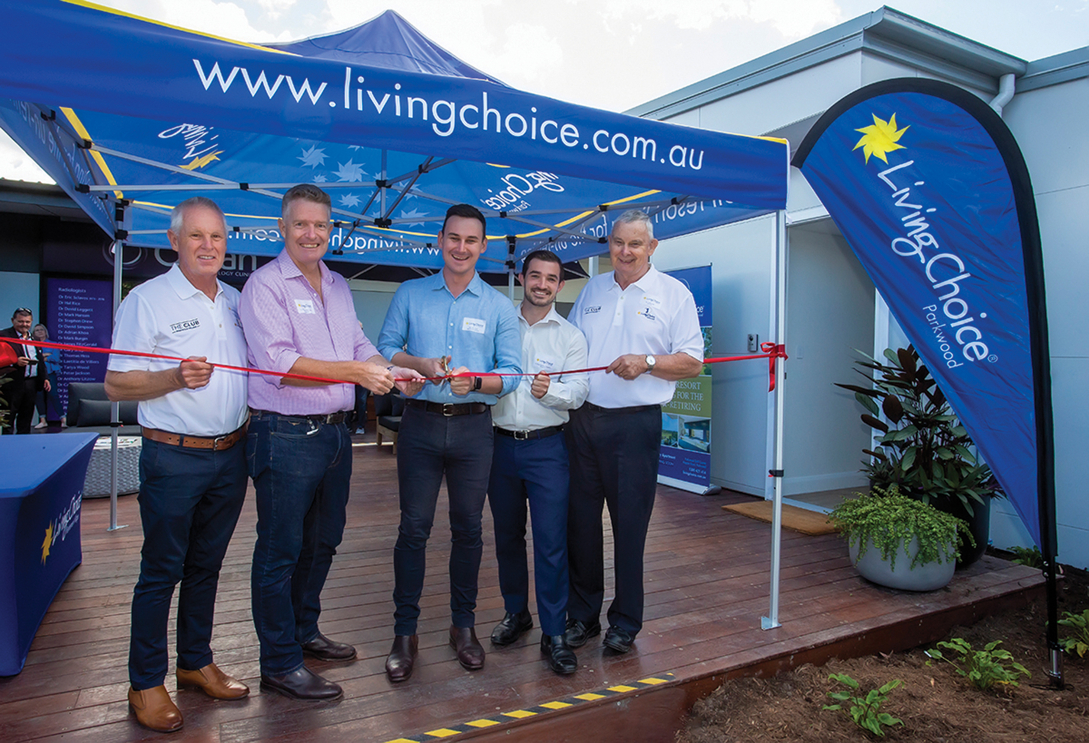 Graham-Hobbs-left-and-Ian-Tregoning-right-with-Councillors-and-State-MP