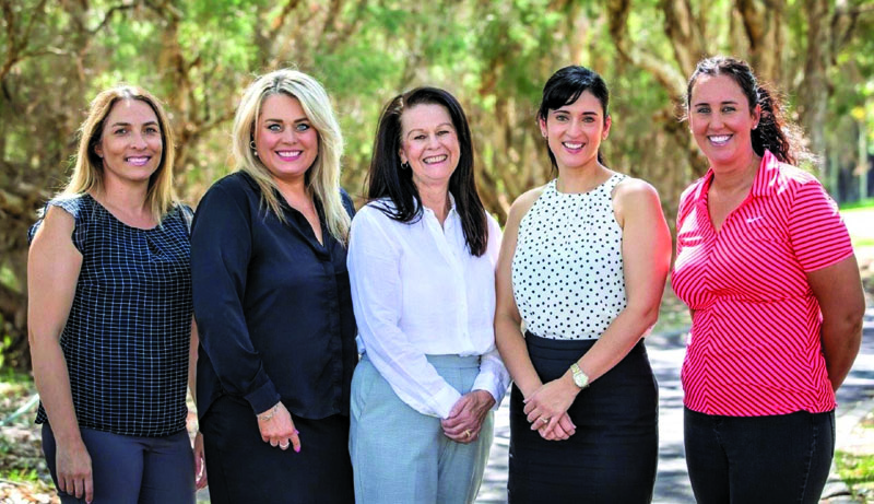 Wanita mengurus bisnis |  Golf di dalam.  Majalah Golf Paling Banyak Dibaca di Australia seperti yang disebutkan oleh Pegolf Australia